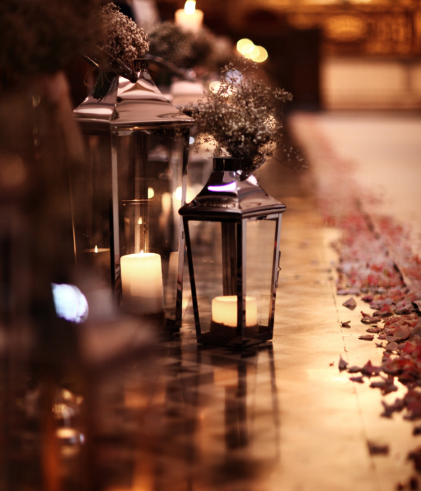 Flameless candles for wedding aisles with lanterns, flowers, rose petals