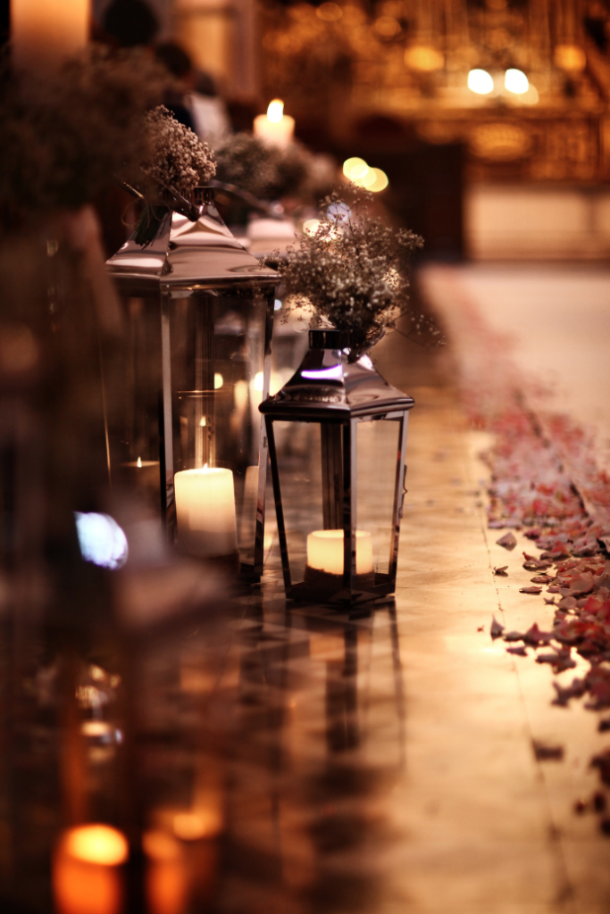 Flameless candles for wedding aisles with lanterns, flowers, rose petals