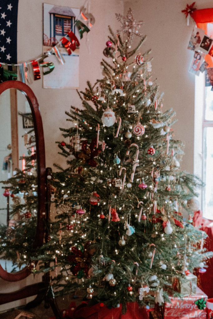 Vintage Christmas Tree Ideas For A Vibrant, Colorful Retro Look