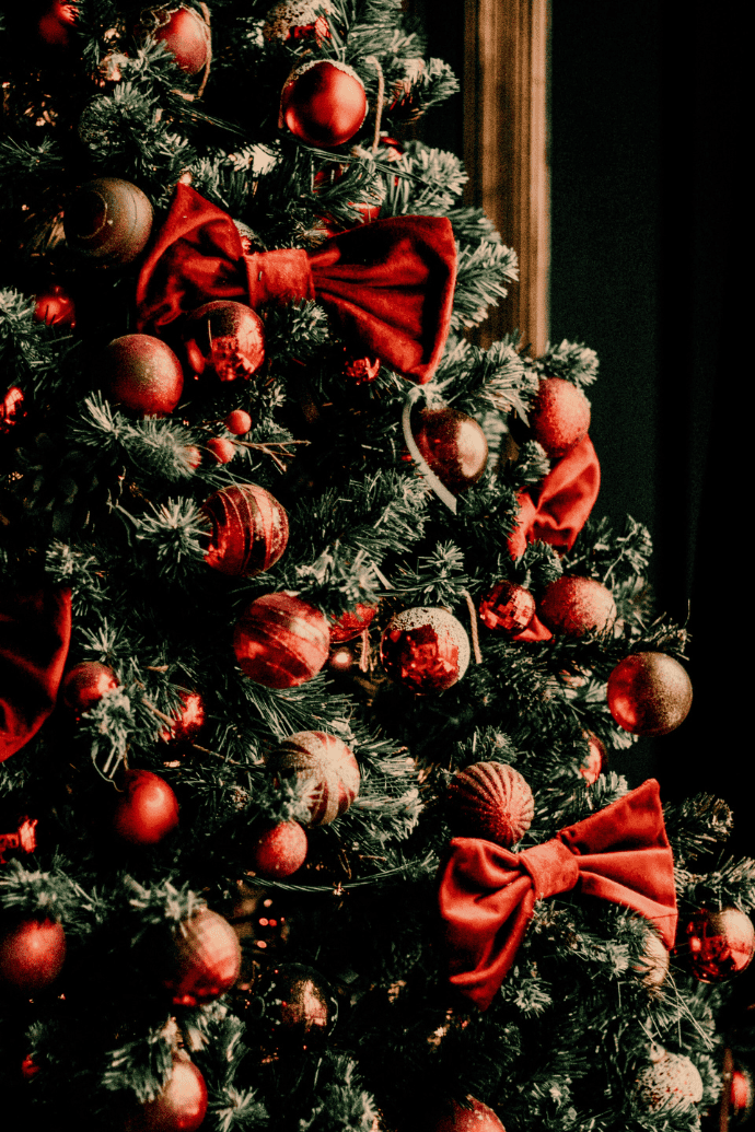 christmas tree with red ornaments, bows