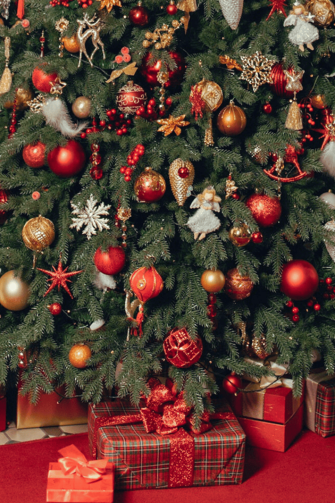 Traditional Christmas Tree Ideas For A Classic, Timely Look
