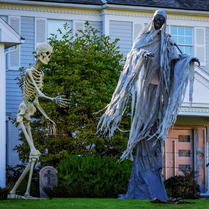 extra large skeleton, phantom in front yard