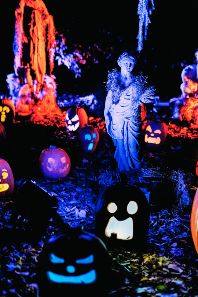 halloween decor ideas with outdoor lighting effects, jack o lanterns